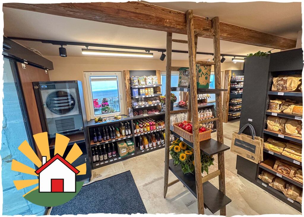 Innenansicht des SB-Ladens Heimatgenuss Kalchreuth mit ordentlich eingeräumten Regale